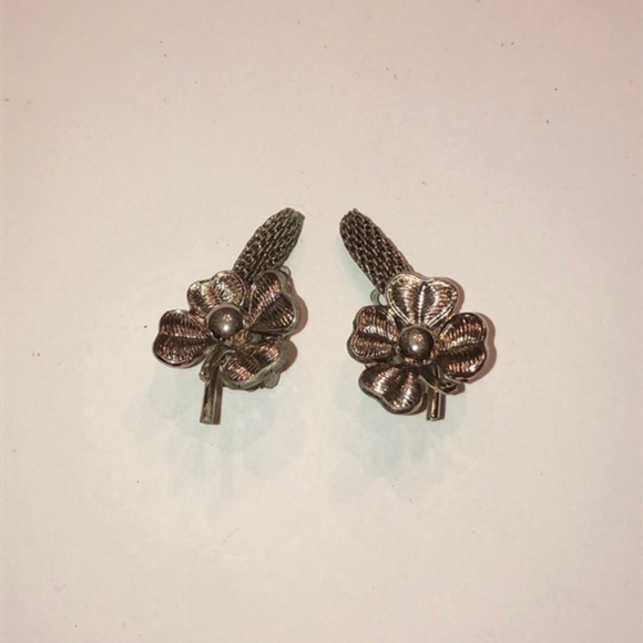 Antique Vintage Silver Tone Flower Clip On Earrings - Picture 1 of 4